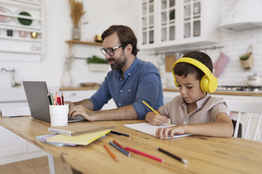 Télétravail et jours de pluie : 7 astuces pour jongler entre les enfants et le boulot