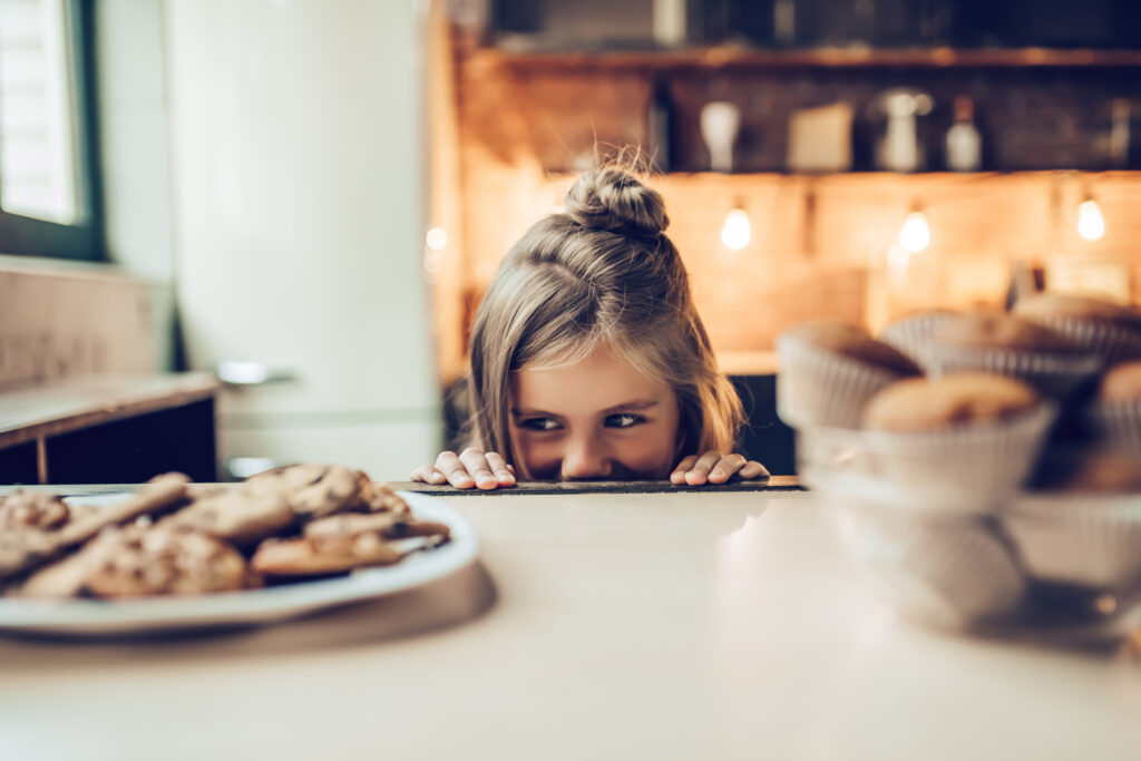 little girl on kitchen.