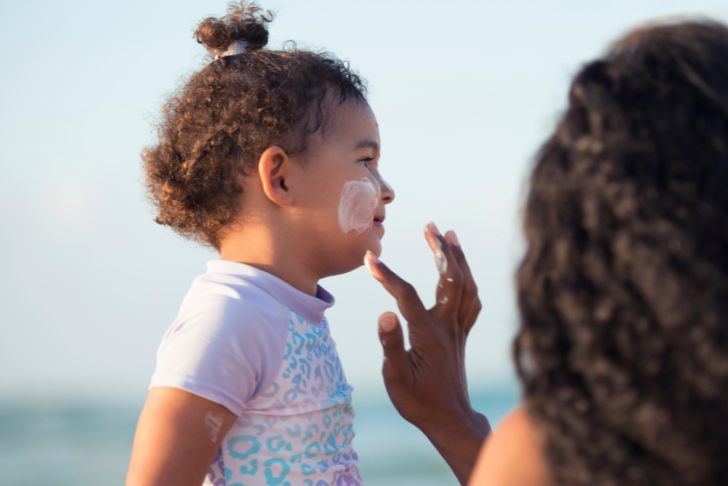 Canicule et garde d&rsquo;enfants : les bons réflexes pour protéger les tout-petits